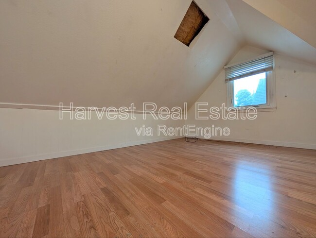 Building Photo - 814 E 23rd St