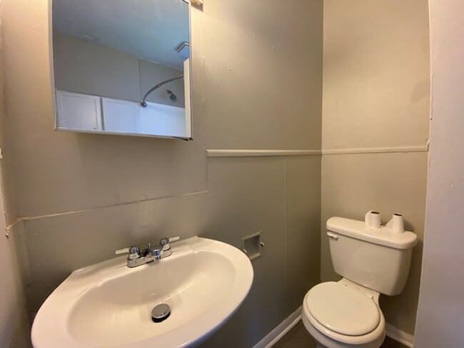 Building Photo - Three bedroom, one bathroom, single home i...