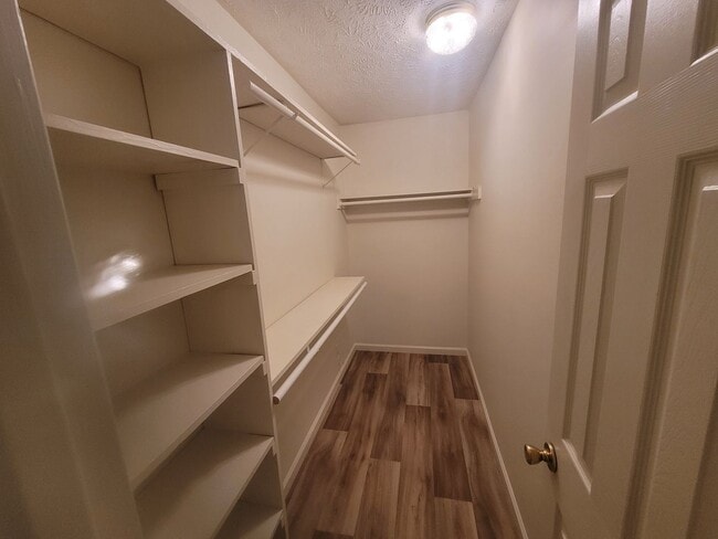 Building Photo - 2 bedroom Ground Floor!