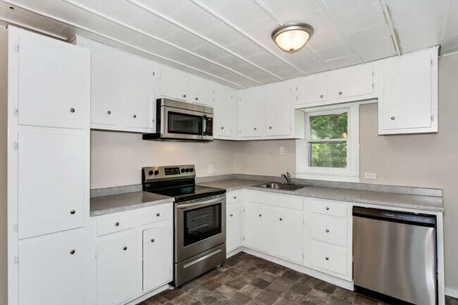 Building Photo - Spacious 3 Bed/2 Bath Home for Rent in Newton! Coming Available in mid-July!