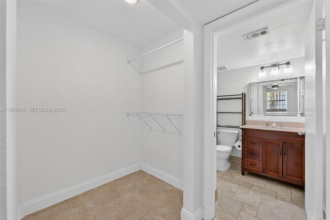 Building Photo - 2841 N Oakland Forest Dr