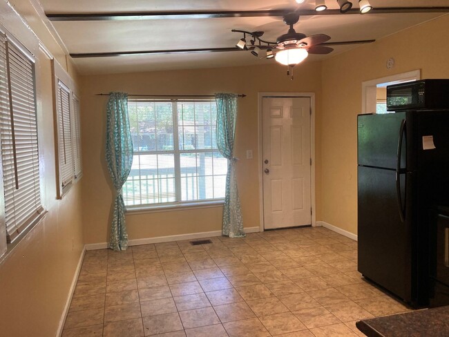 Building Photo - 4 bed 2 bath Minutes from FSU! available A...