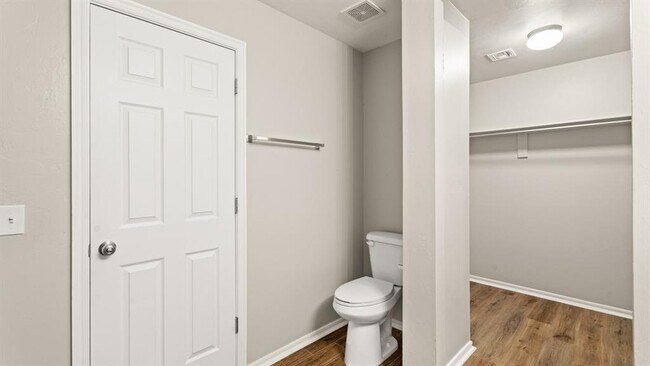 Building Photo - 621 Christian Ln