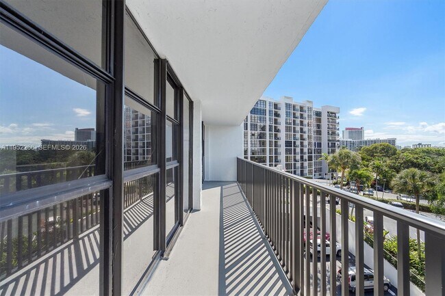 Building Photo - 600 Parkview Dr