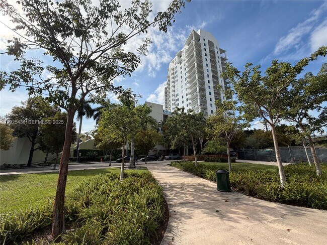 Building Photo - 10 SW South River Dr