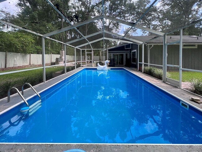 Building Photo - 3BR/2BA POOL HOME in SW Gainesville - avai...