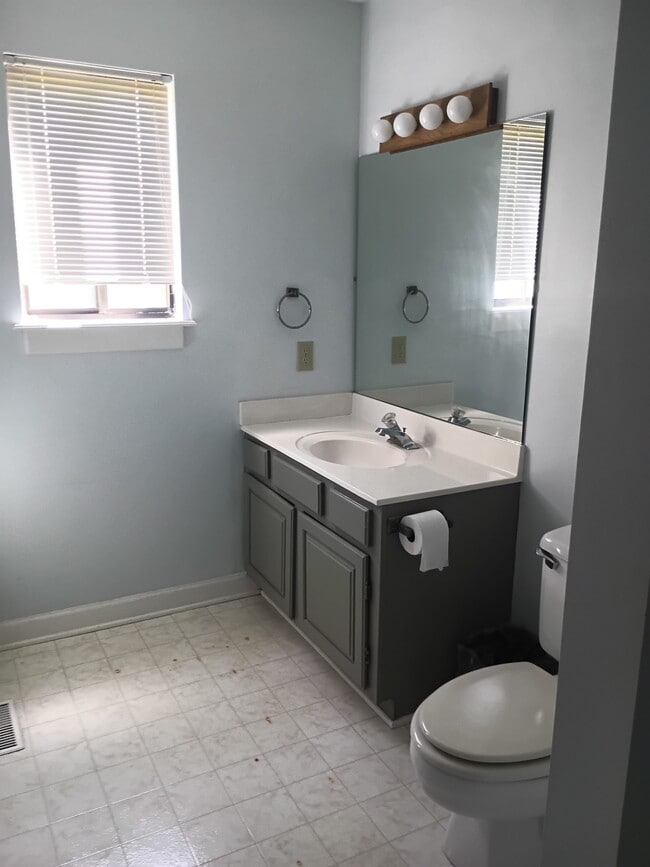 Building Photo - 111 S Oak Ct