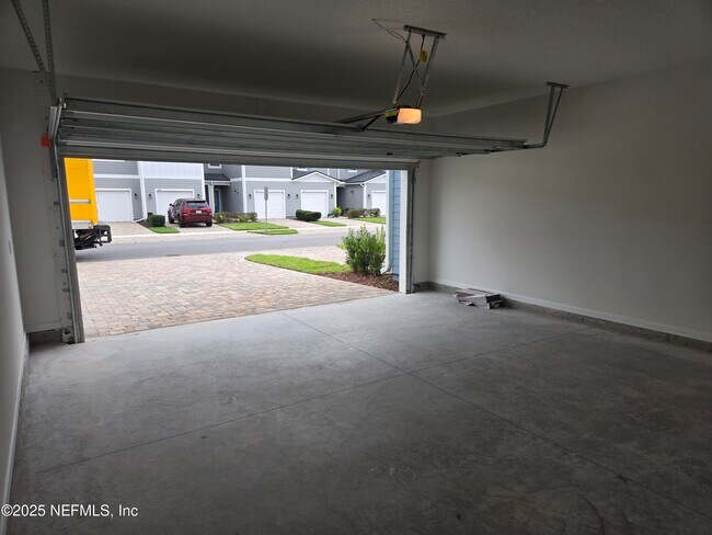 Building Photo - 207 Brandon Lks Dr