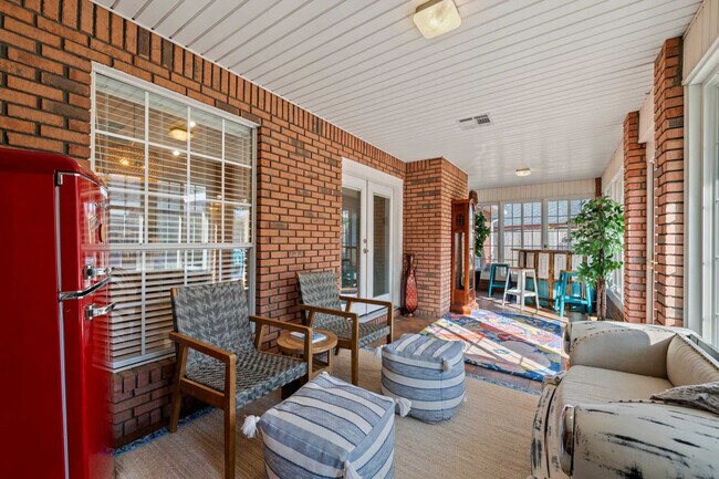 Building Photo - 300 Lan Rob Ln