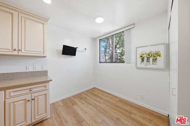 Building Photo - 141 S Linden Dr