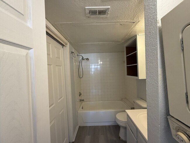 Building Photo - First Floor Condo - 1 bedroom 1 bath