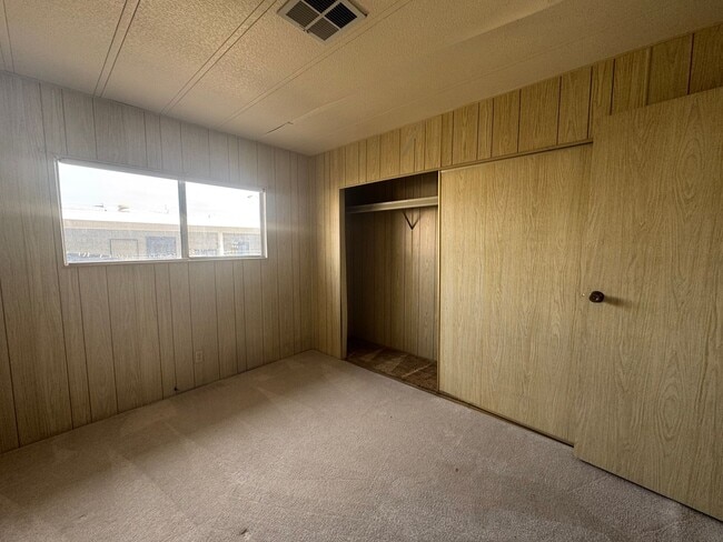 Building Photo - Spacious Rental in Bullhead City