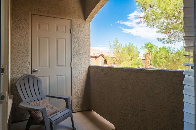 Building Photo - "Chic 1-Bedroom Oasis in Prime Las Vegas Location – 813 Sq. Ft. of Comfort!"