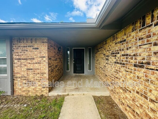 Building Photo - 11701 N Lee Ave