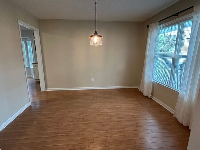 Building Photo - Charming home nestled in Courtney Pines with full fenced backyard!