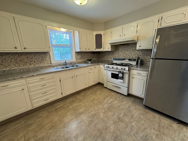 Building Photo - The Ultimate Floor-ty: 3 Bed/1.5 Bath Home...