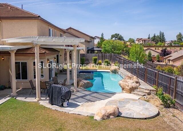 Building Photo - AVAILABLE SEPTEMBER- Beautiful Home in Paso Robles - 4 Bed / 4 Bath