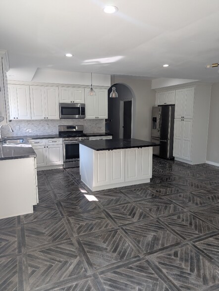 Primary Photo - 3115 Hollycrest Dr