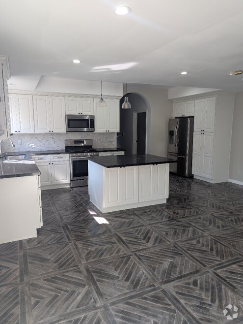 Building Photo - 3115 Hollycrest Dr