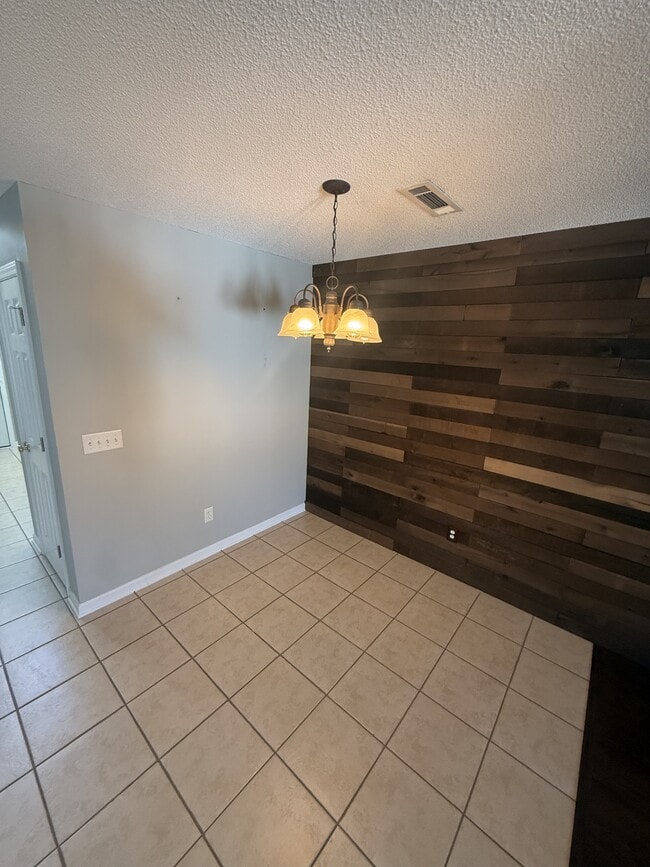 Building Photo - 115 Creeke Ln