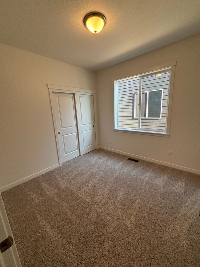 Building Photo - 3 Bedroom 2 Bath Silverton OR