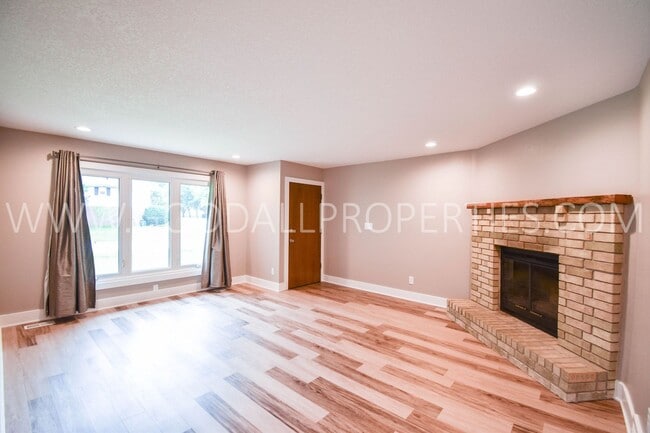 Building Photo - 2 Bedroom + Flex Rm/2 Bath Duplex with Garage