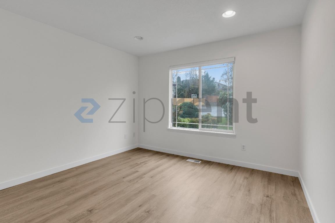 Building Photo - 9904 NE 27th Ct