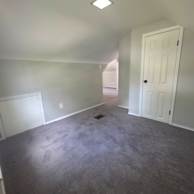 Building Photo - Single Family Home 3 beds 2 bath Available Now!