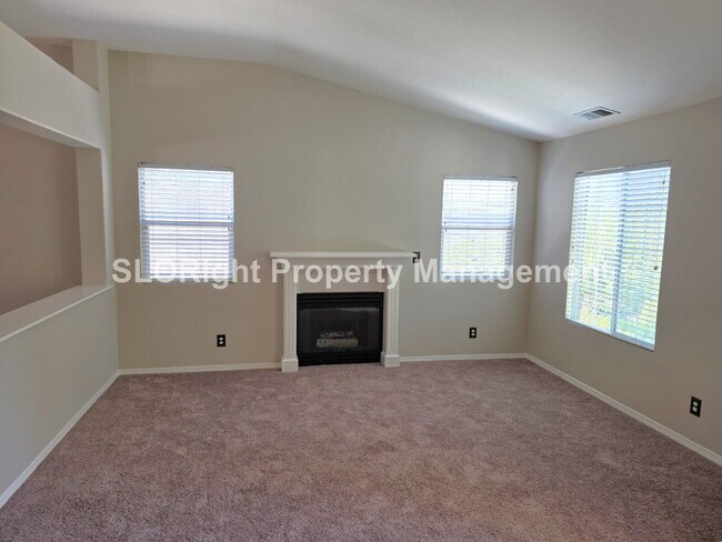 Building Photo - AVAILABLE NOW - Beautiful 3Bed + Bonus Room, 2Bath Paso Robles Home