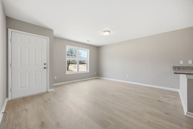 Building Photo - Renovated Apartment for rent