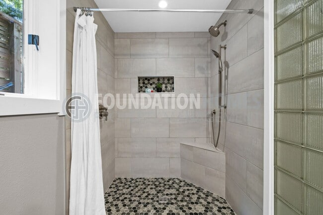 Building Photo - Charming 3 bed/2.5 bath in the heart of do...
