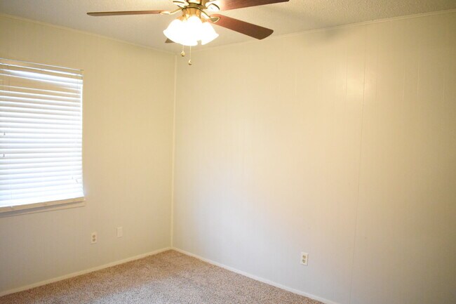 Building Photo - Updated Duplex in a Wonderful Central Loca...