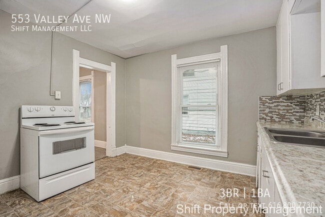 Building Photo - 553 Valley Ave NW