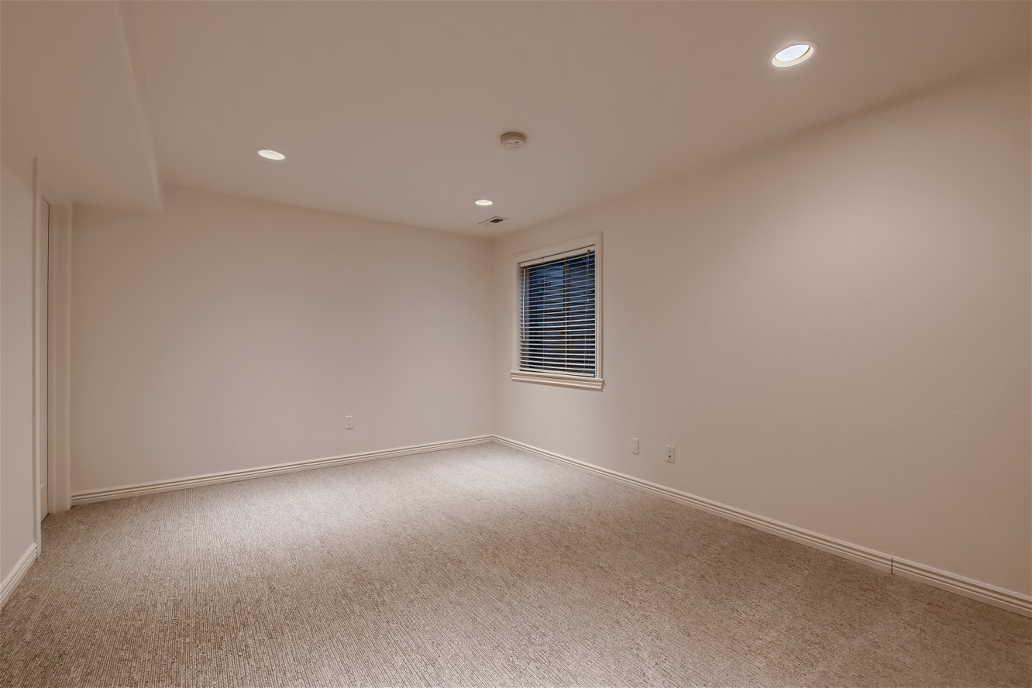 Building Photo - 2625 Fernwood Pl