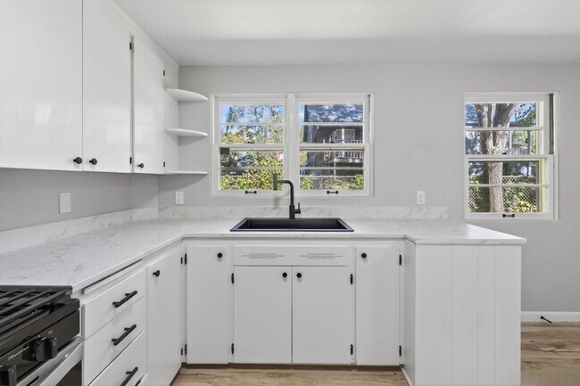 Building Photo - Saratoga Street