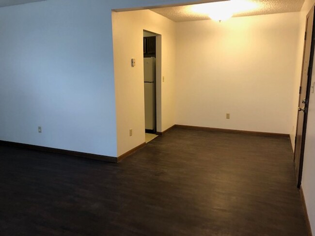 Building Photo - Eastside Iowa City Apartment close to Dini...