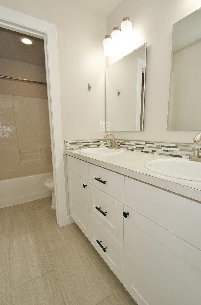 Building Photo - Immaculate Townhouse in Quiet Community