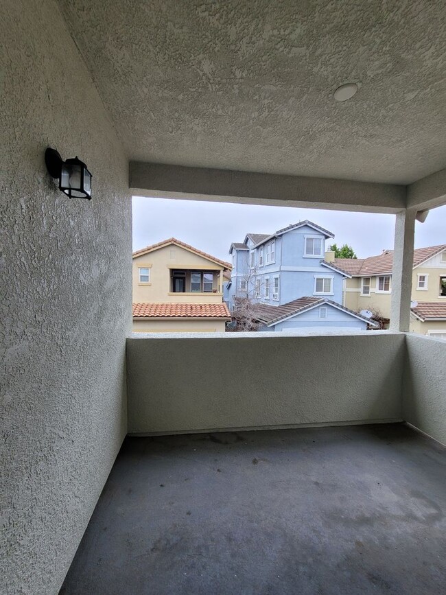 Building Photo - Beautiful 4-Bedroom Brentwood Home on Corn...