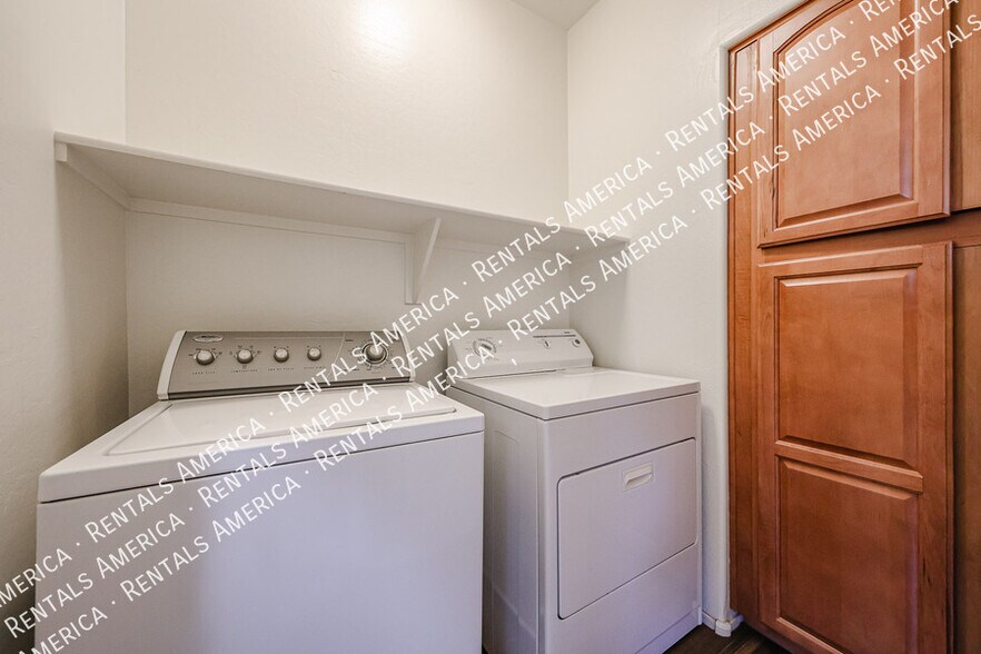 Building Photo - 3382 E Roadrunner Dr