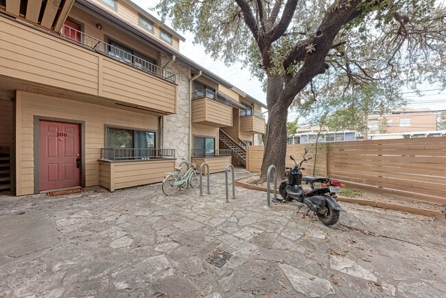Building Photo - West campus 1 bed condo just 2 blocks from UT