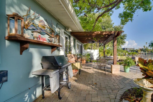 Building Photo - 301 N Tessier Dr