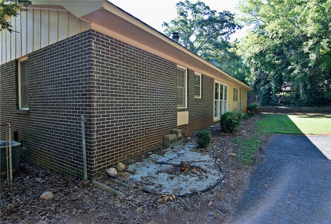 Building Photo - 102 Broad St