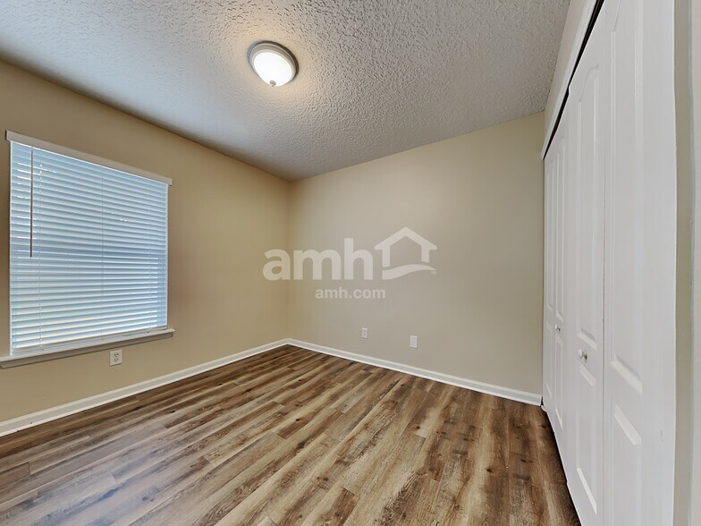 Building Photo - 12336 Deersong Dr N