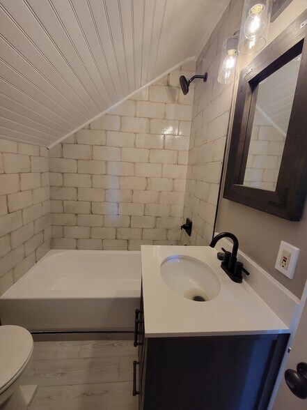 Building Photo - 933 Bleigh Ave