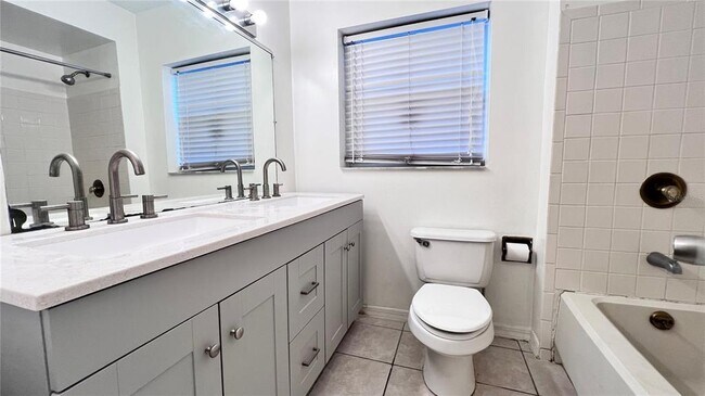 Building Photo - 2421 Laura Pl