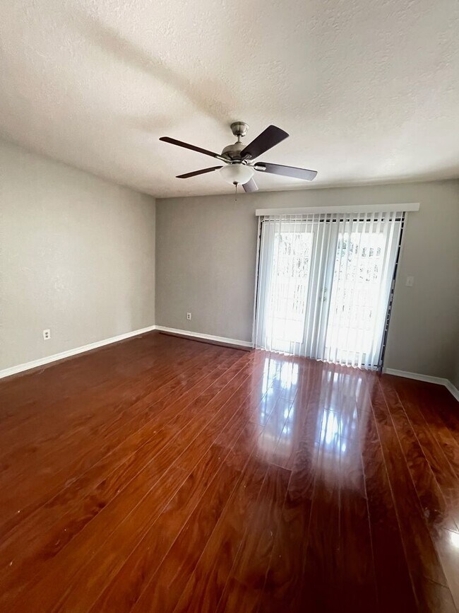 Building Photo - Amazing 4 BR 3 BA Altamonte home with Cons...