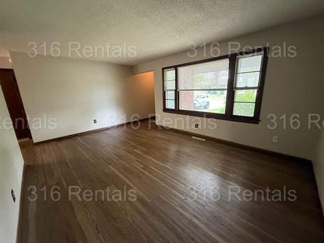 Building Photo - $1000 - 3 bedroom/ 1 bathroom - Gorgeous H...