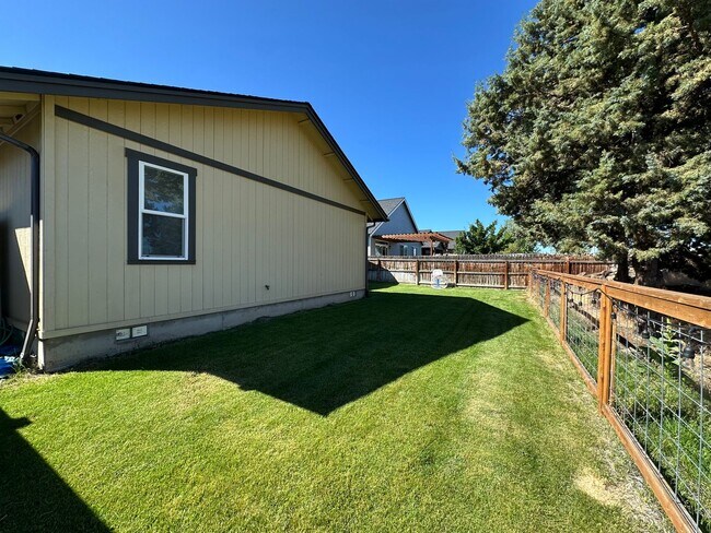 Building Photo - Live in Beautiful Bend Oregon