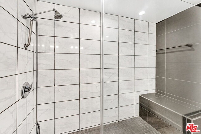 Building Photo - 10982 Roebling Ave