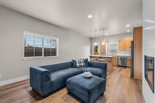 Building Photo - 63286 NW Ski Ln